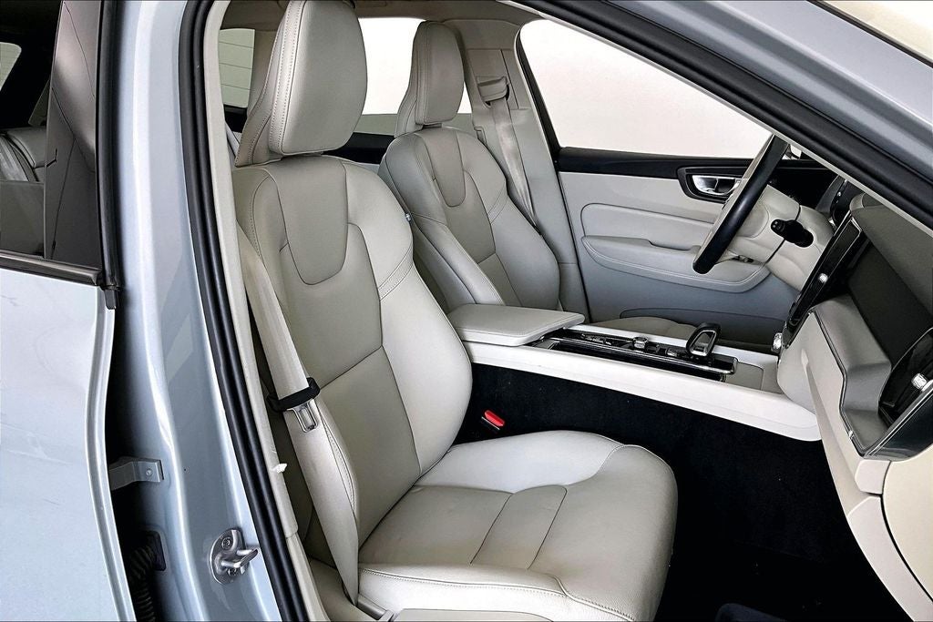 2024 Volvo XC60 B5 Core Dark Theme