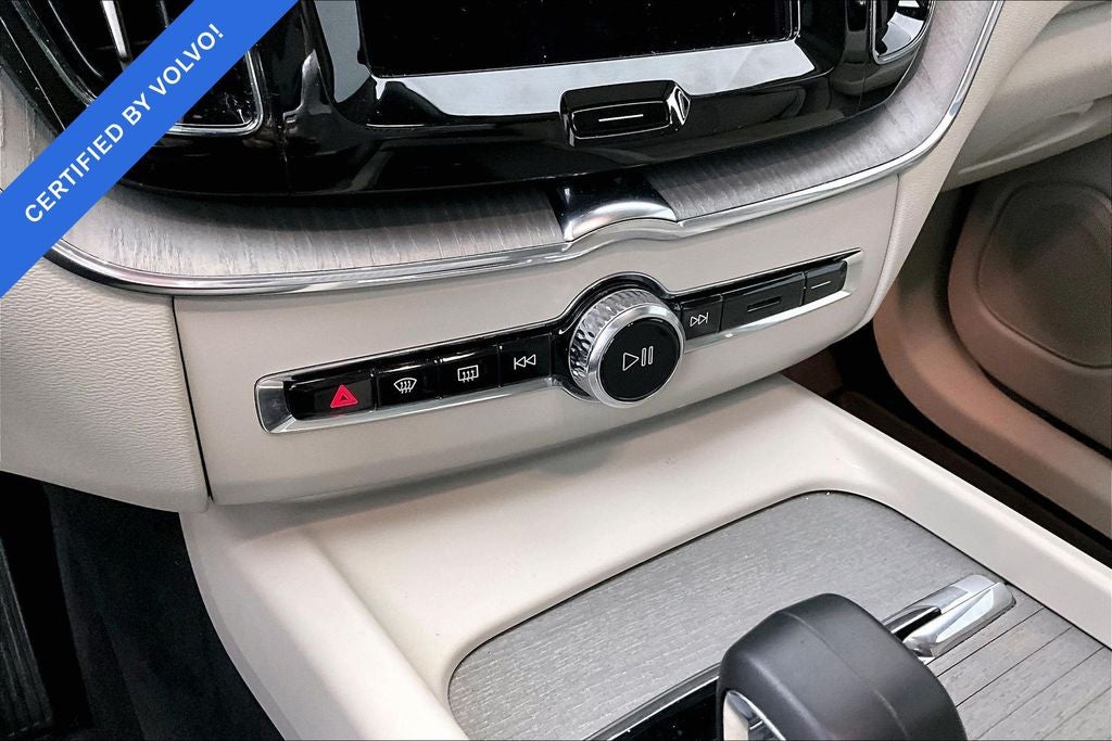 2024 Volvo XC60 B5 Plus Dark Theme