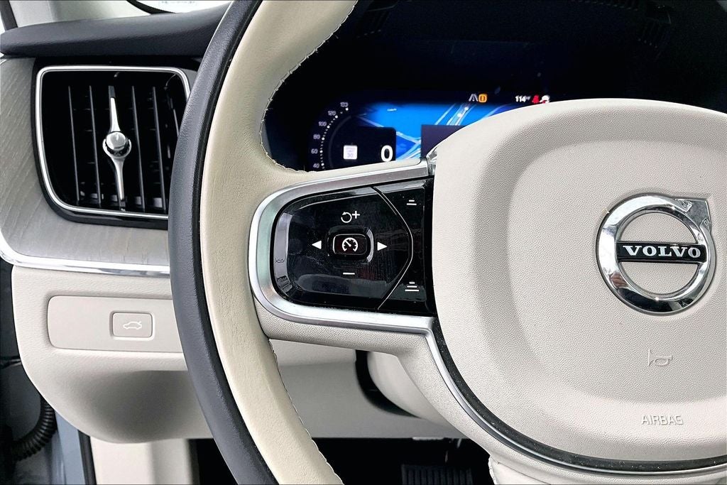 2024 Volvo XC60 B5 Plus Dark Theme