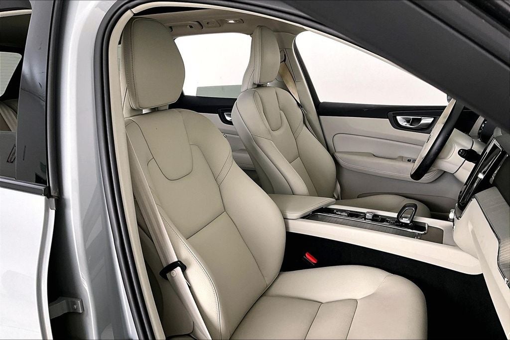 2024 Volvo XC60 B5 Plus Dark Theme