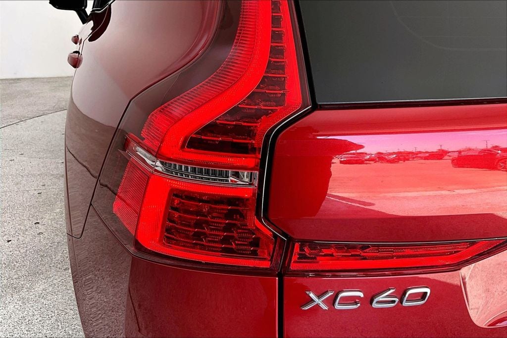 2024 Volvo XC60 B5 Plus Dark Theme