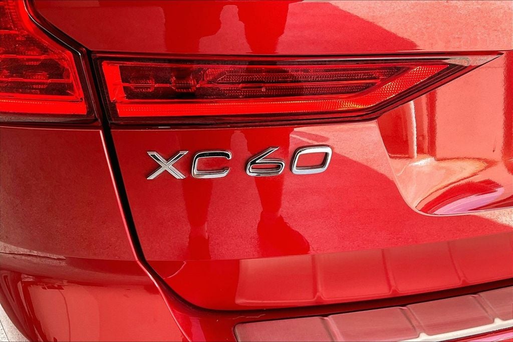 2024 Volvo XC60 B5 Plus Dark Theme