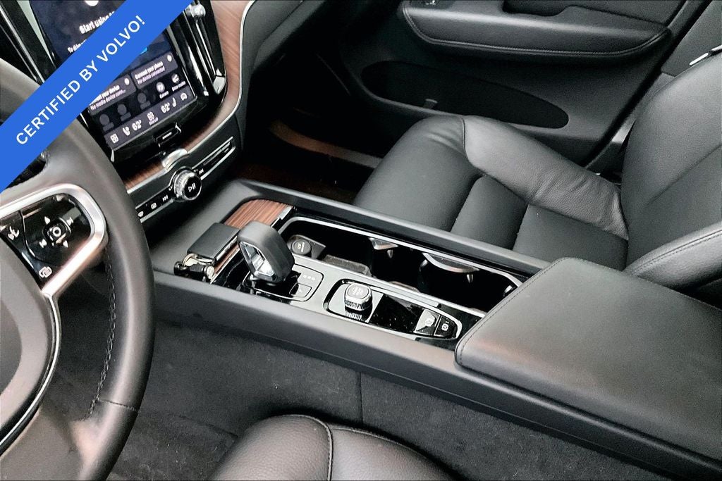 2024 Volvo XC60 B5 Plus Dark Theme