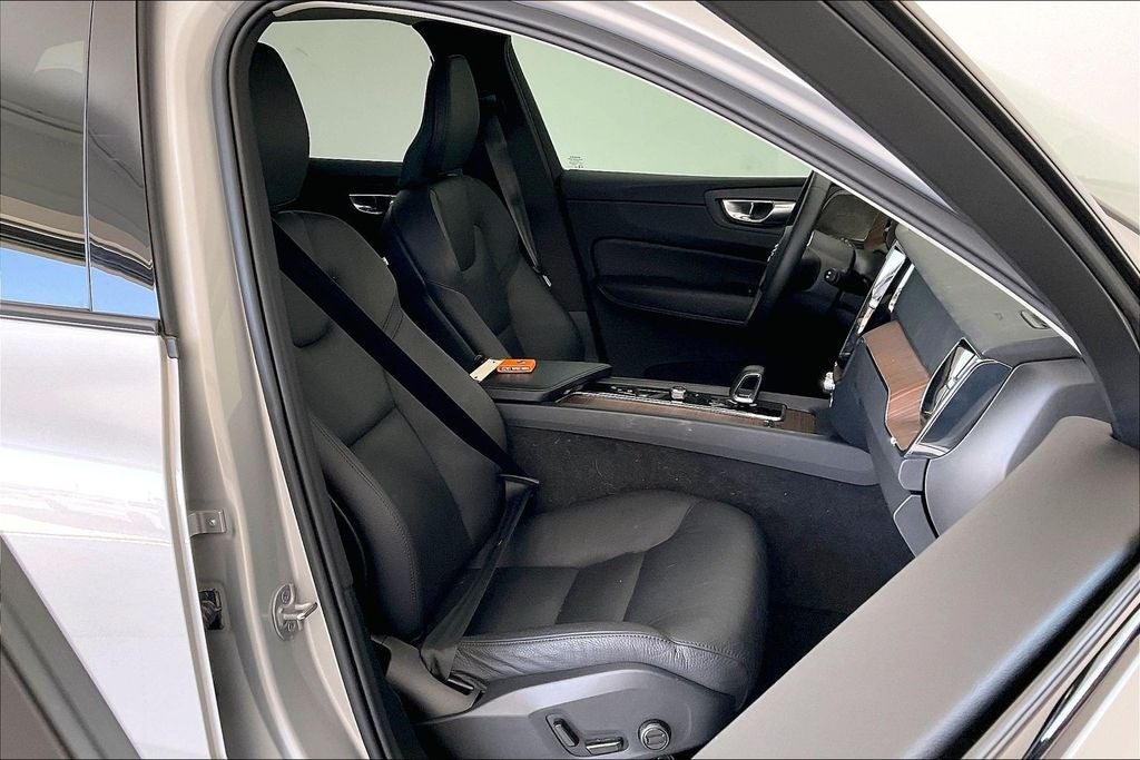 2024 Volvo XC60 B5 Plus Dark Theme