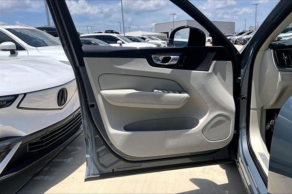 2024 Volvo XC60 B5 Plus Dark Theme
