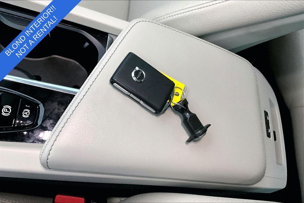 2024 Volvo XC60 B5 Plus Dark Theme