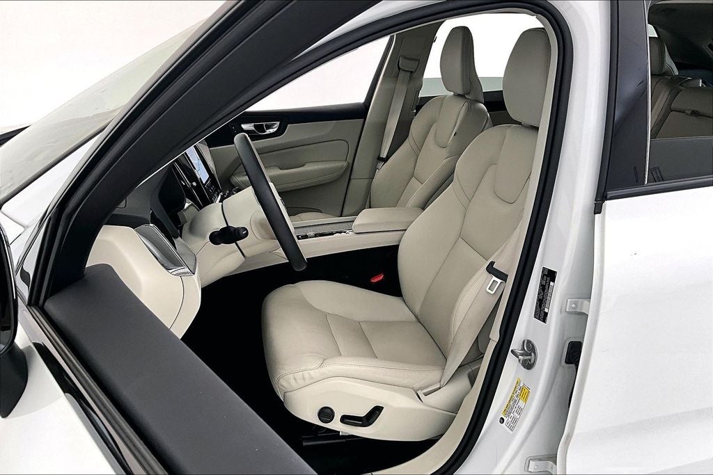 2024 Volvo XC60 B5 Plus Dark Theme