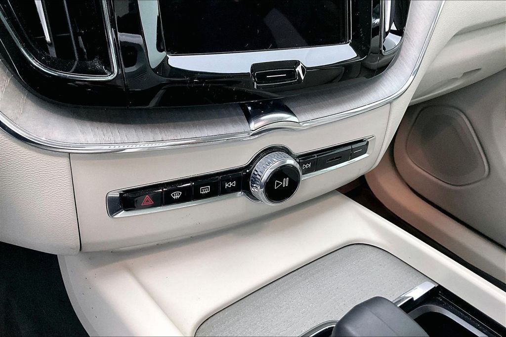 2024 Volvo XC60 B5 Plus Dark Theme