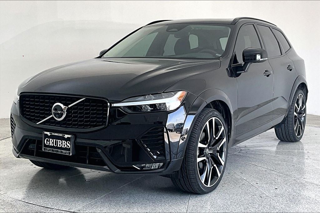 2024 Volvo XC60 B5 Ultimate Dark Theme