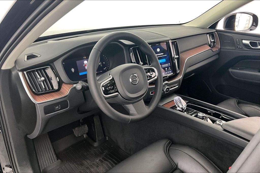 2024 Volvo XC60 B5 Ultimate Dark Theme