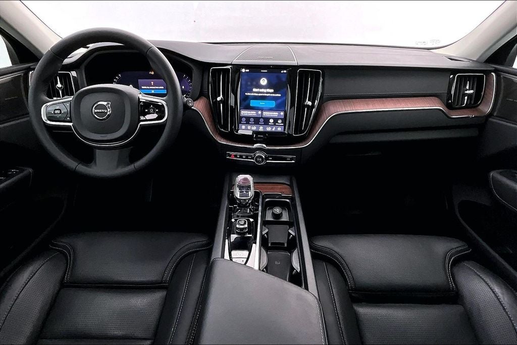 2024 Volvo XC60 B5 Ultimate Dark Theme