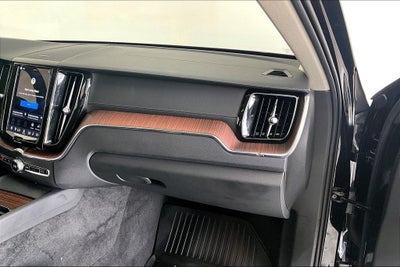 2024 Volvo XC60 B5 Ultimate Dark Theme
