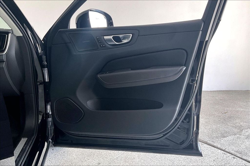 2024 Volvo XC60 B5 Ultimate Dark Theme