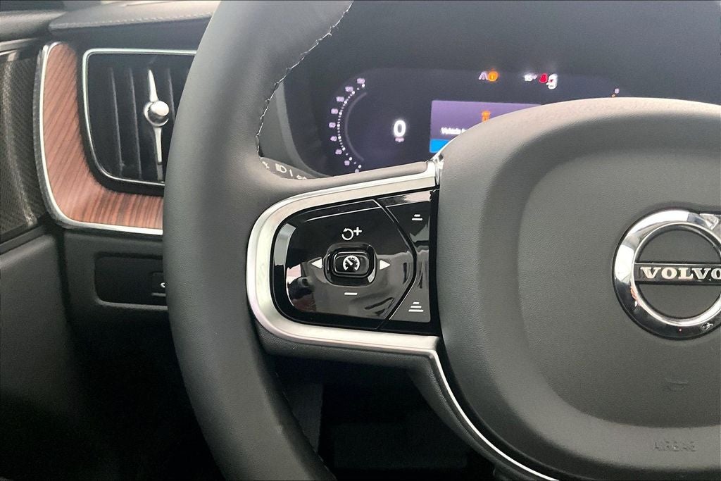 2024 Volvo XC60 B5 Ultimate Dark Theme