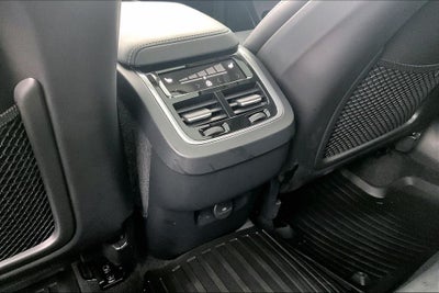 2024 Volvo XC60 B5 Ultimate Dark Theme