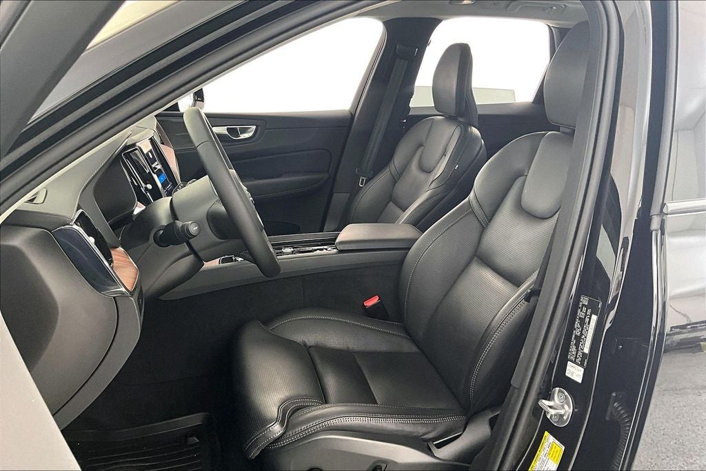 2024 Volvo XC60 B5 Ultimate Dark Theme