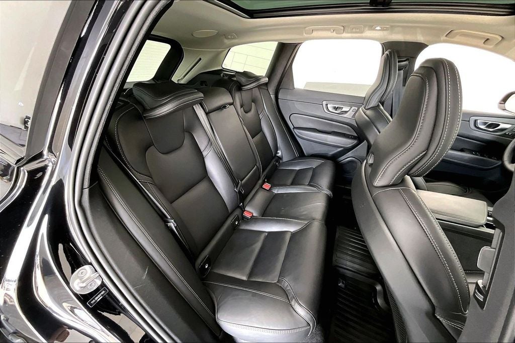 2024 Volvo XC60 B5 Ultimate Dark Theme