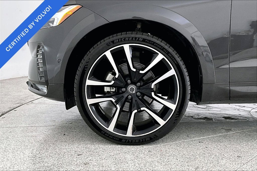 2024 Volvo XC60 B5 Ultimate Dark Theme