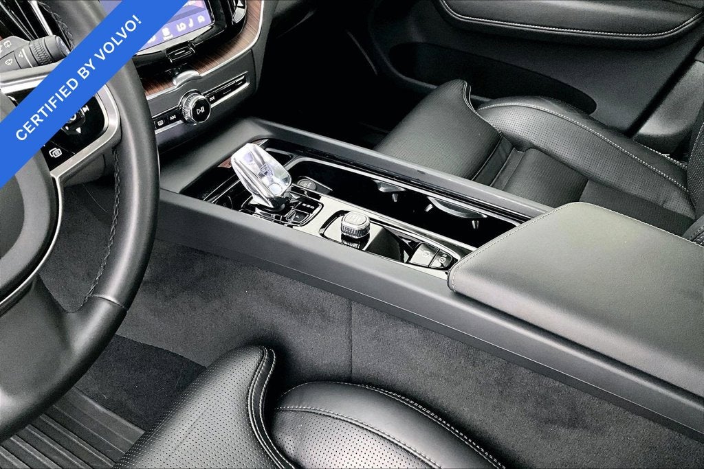 2024 Volvo XC60 B5 Ultimate Dark Theme