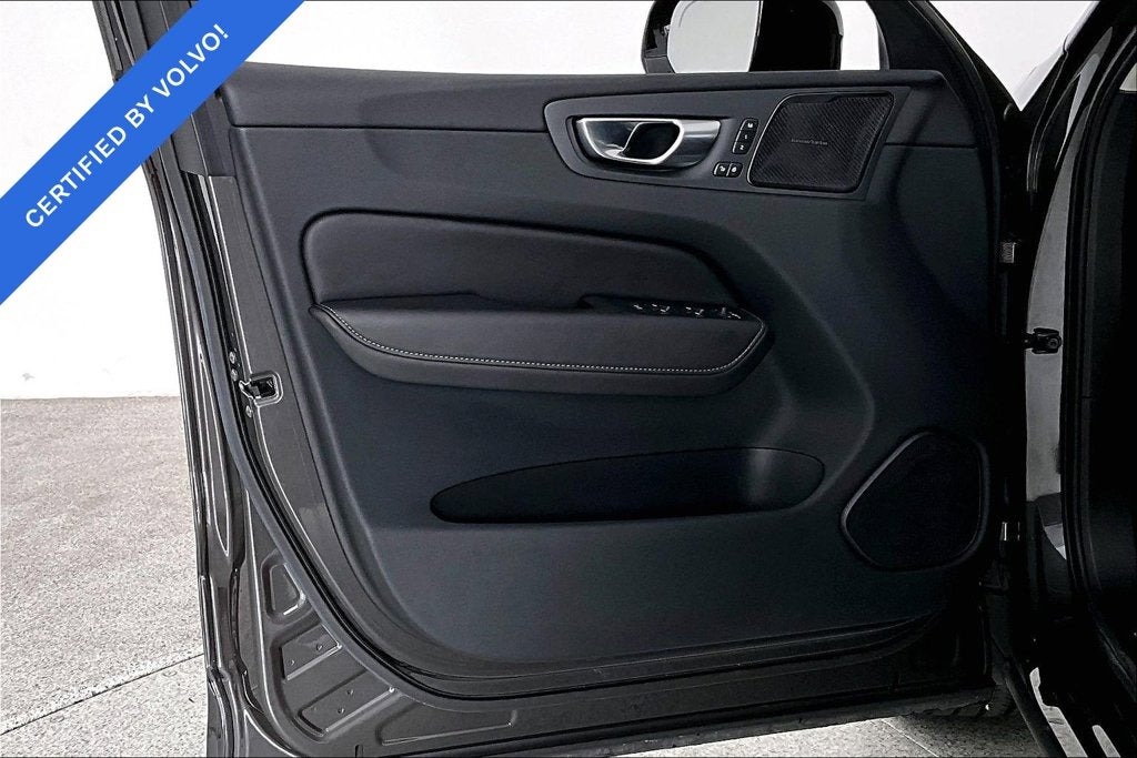 2024 Volvo XC60 B5 Ultimate Dark Theme