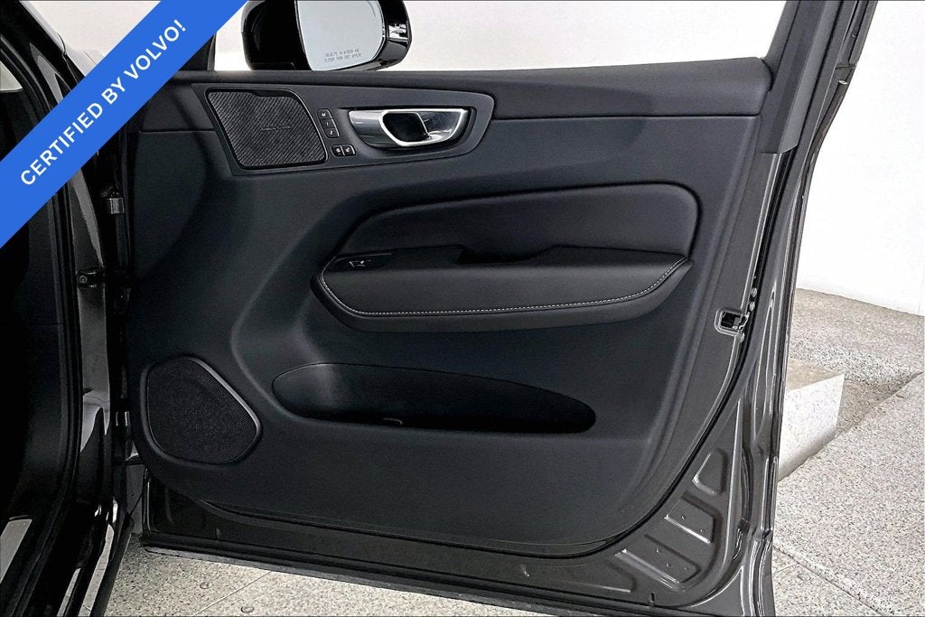 2024 Volvo XC60 B5 Ultimate Dark Theme