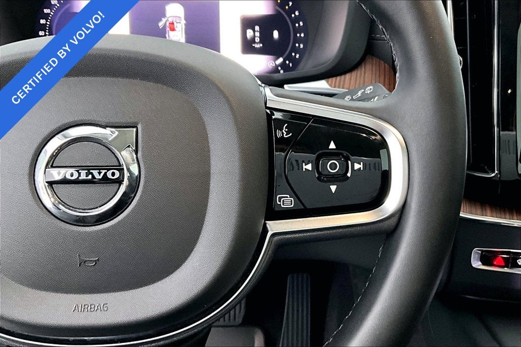 2024 Volvo XC60 B5 Ultimate Dark Theme