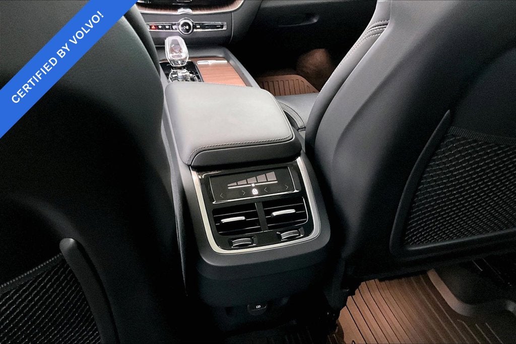2024 Volvo XC60 B5 Ultimate Dark Theme