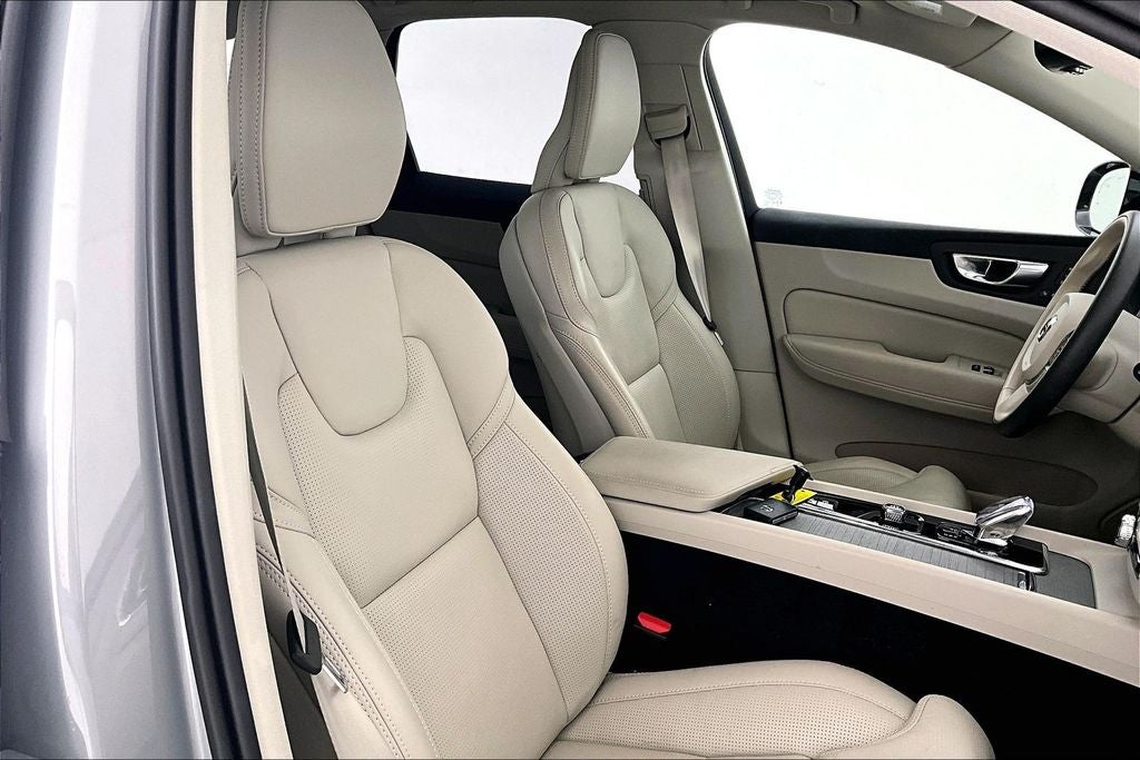 2024 Volvo XC60 B5 Ultimate Dark Theme