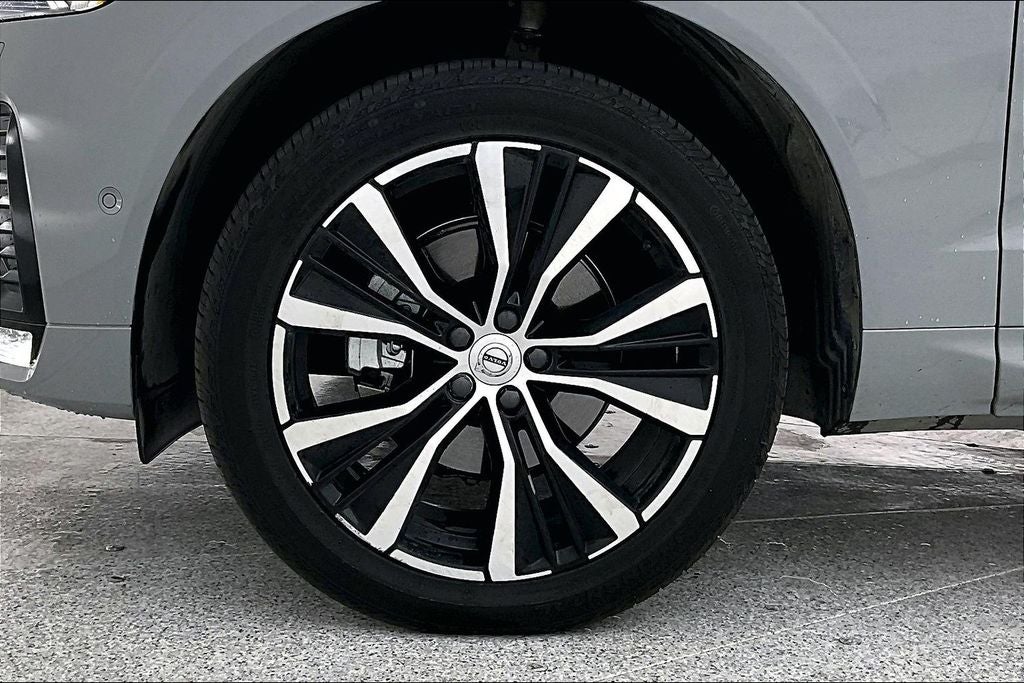 2024 Volvo XC60 B5 Ultimate Dark Theme