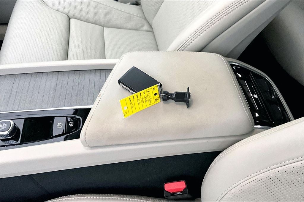 2024 Volvo XC60 B5 Ultimate Dark Theme