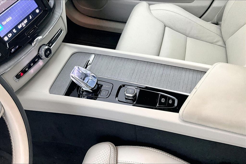 2024 Volvo XC60 B5 Ultimate Dark Theme