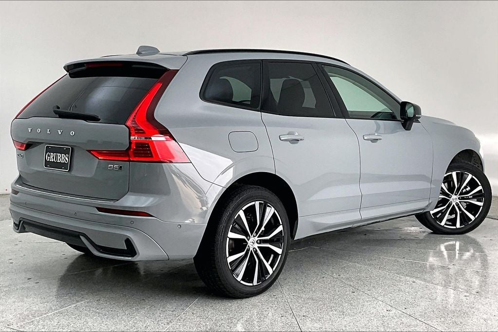 2024 Volvo XC60 B5 Ultimate Dark Theme