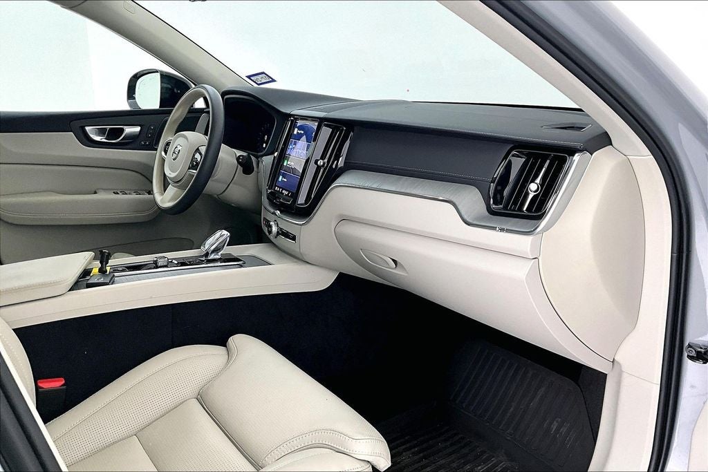 2024 Volvo XC60 B5 Ultimate Dark Theme