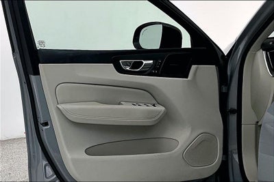 2024 Volvo XC60 B5 Ultimate Dark Theme