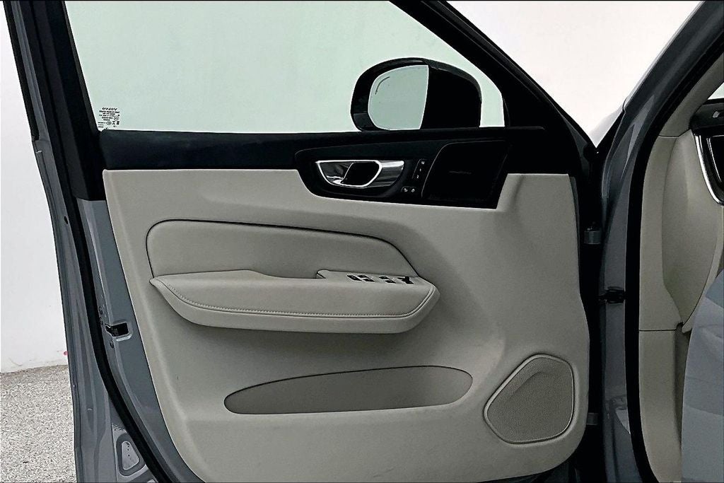 2024 Volvo XC60 B5 Ultimate Dark Theme