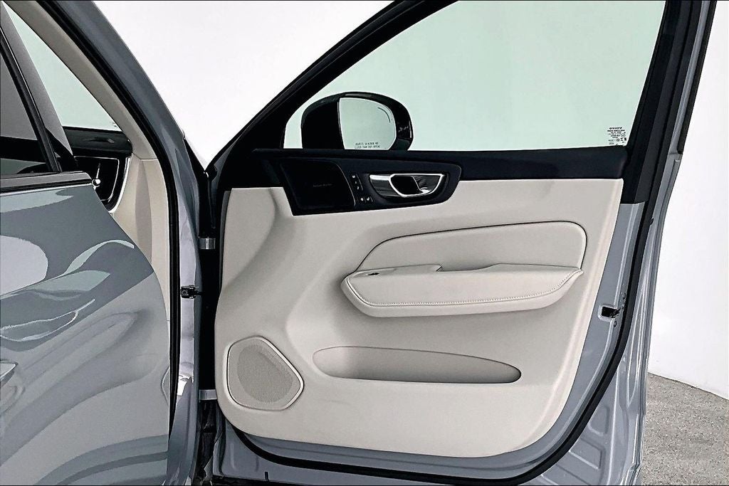 2024 Volvo XC60 B5 Ultimate Dark Theme