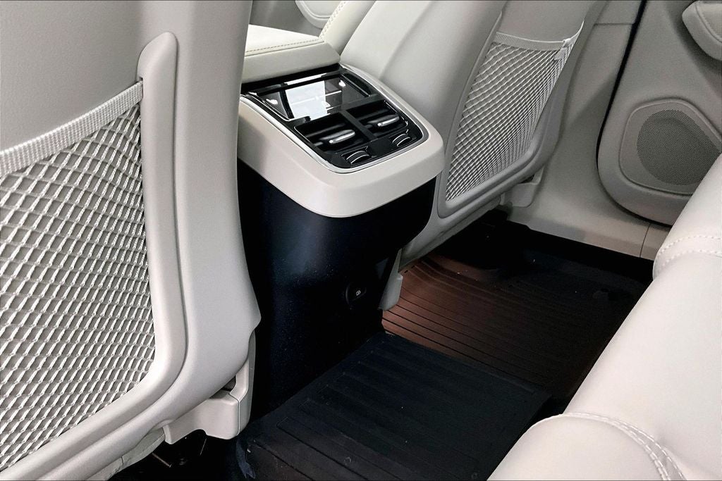 2024 Volvo XC60 B5 Ultimate Dark Theme