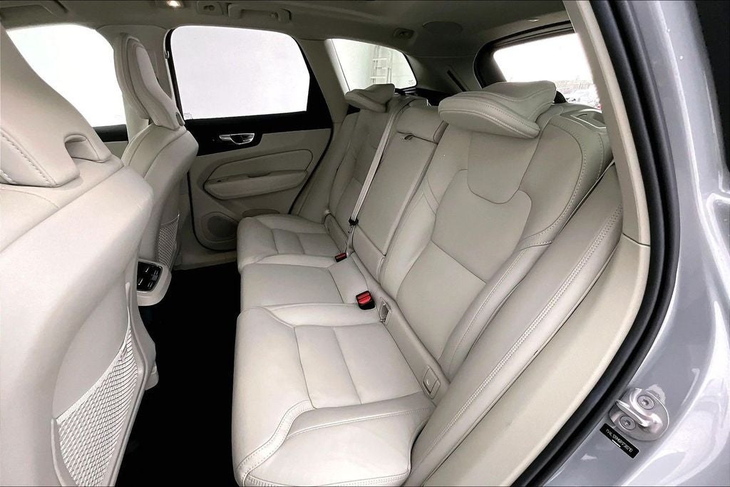 2024 Volvo XC60 B5 Ultimate Dark Theme