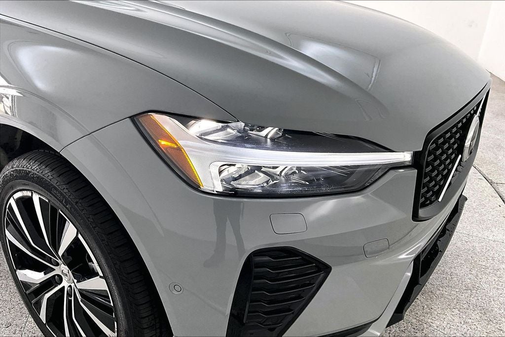 2024 Volvo XC60 B5 Ultimate Dark Theme