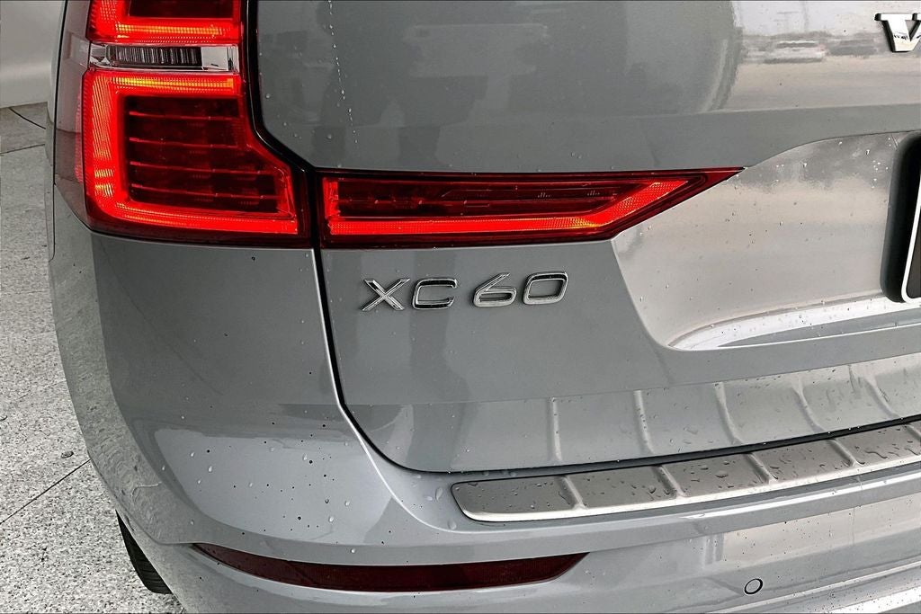 2024 Volvo XC60 B5 Ultimate Dark Theme