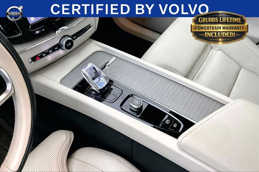 2024 Volvo XC60 B5 Ultimate Dark Theme