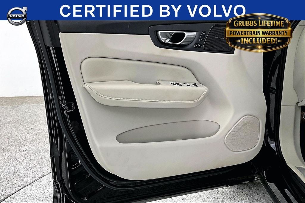 2024 Volvo XC60 B5 Ultimate Dark Theme