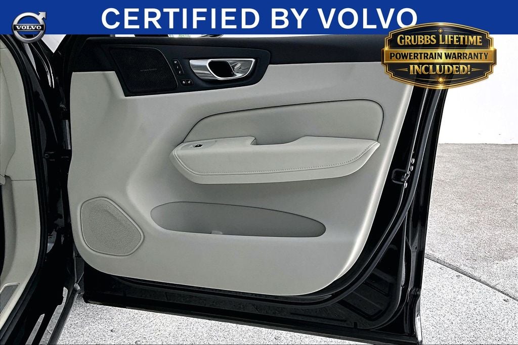 2024 Volvo XC60 B5 Ultimate Dark Theme