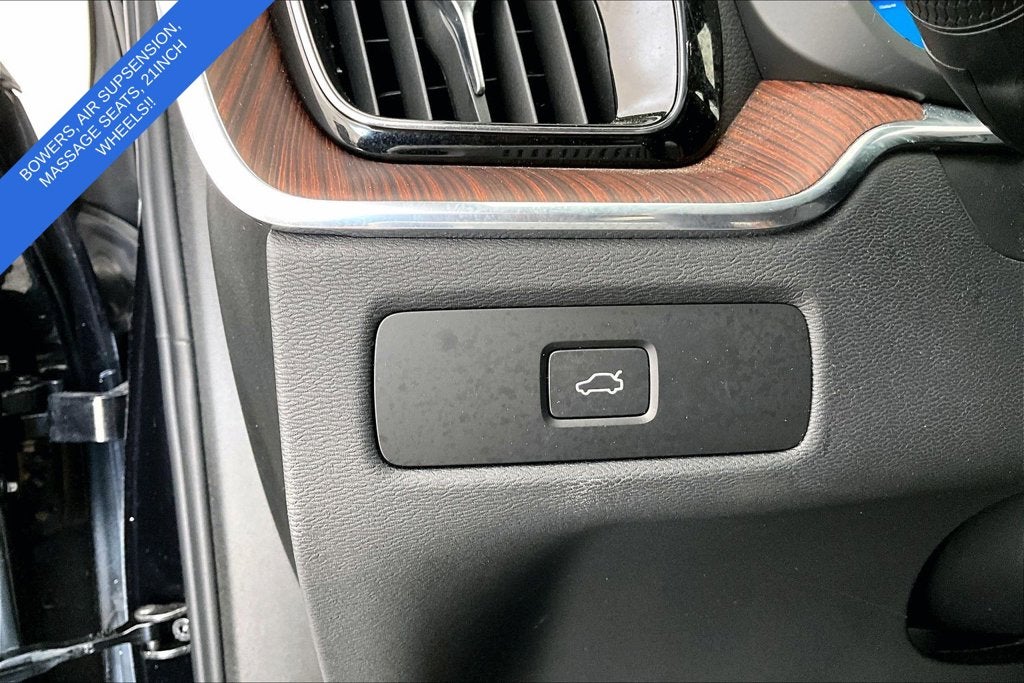 2024 Volvo XC60 B5 Ultimate Dark Theme
