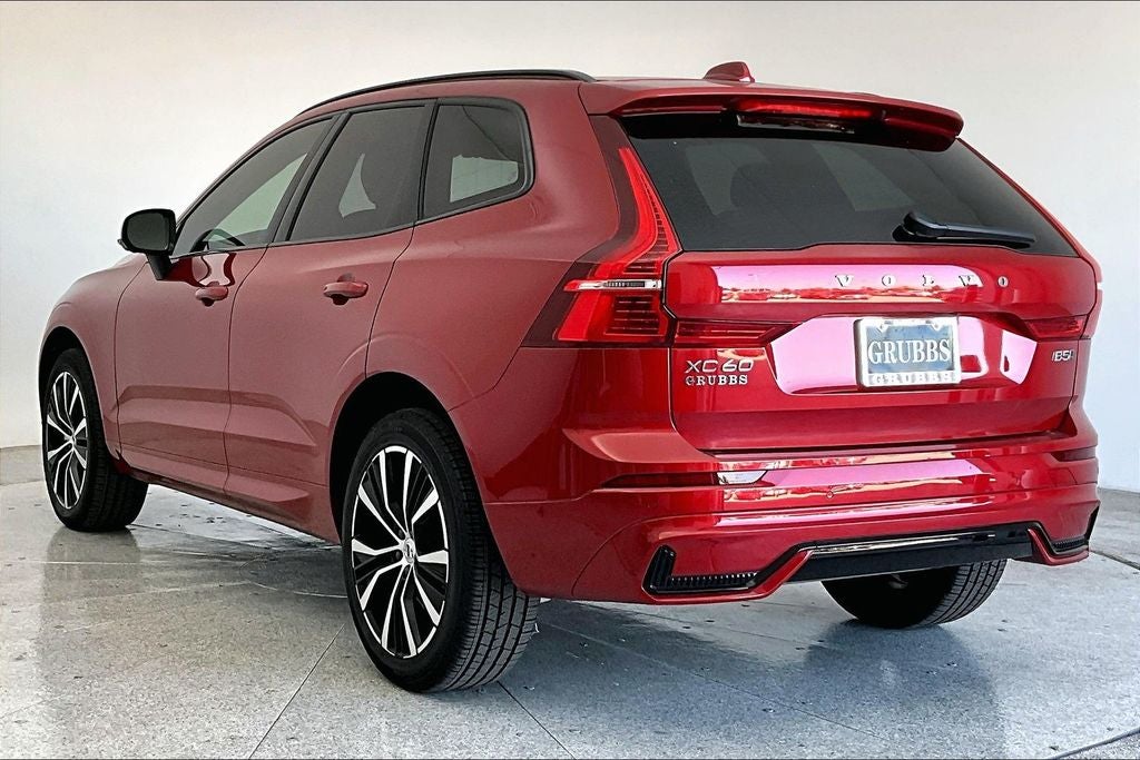 2024 Volvo XC60 B5 Ultimate Dark Theme
