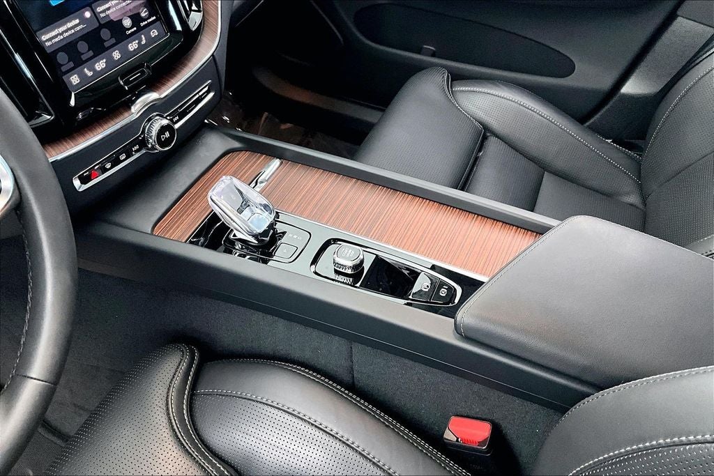 2024 Volvo XC60 B5 Ultimate Dark Theme