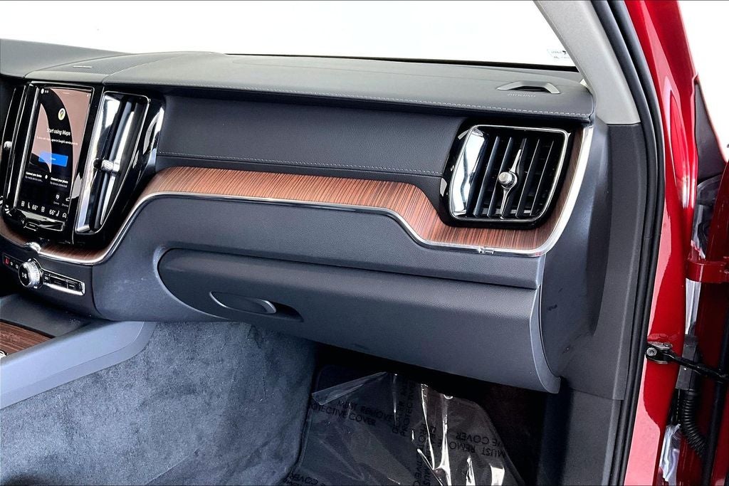 2024 Volvo XC60 B5 Ultimate Dark Theme