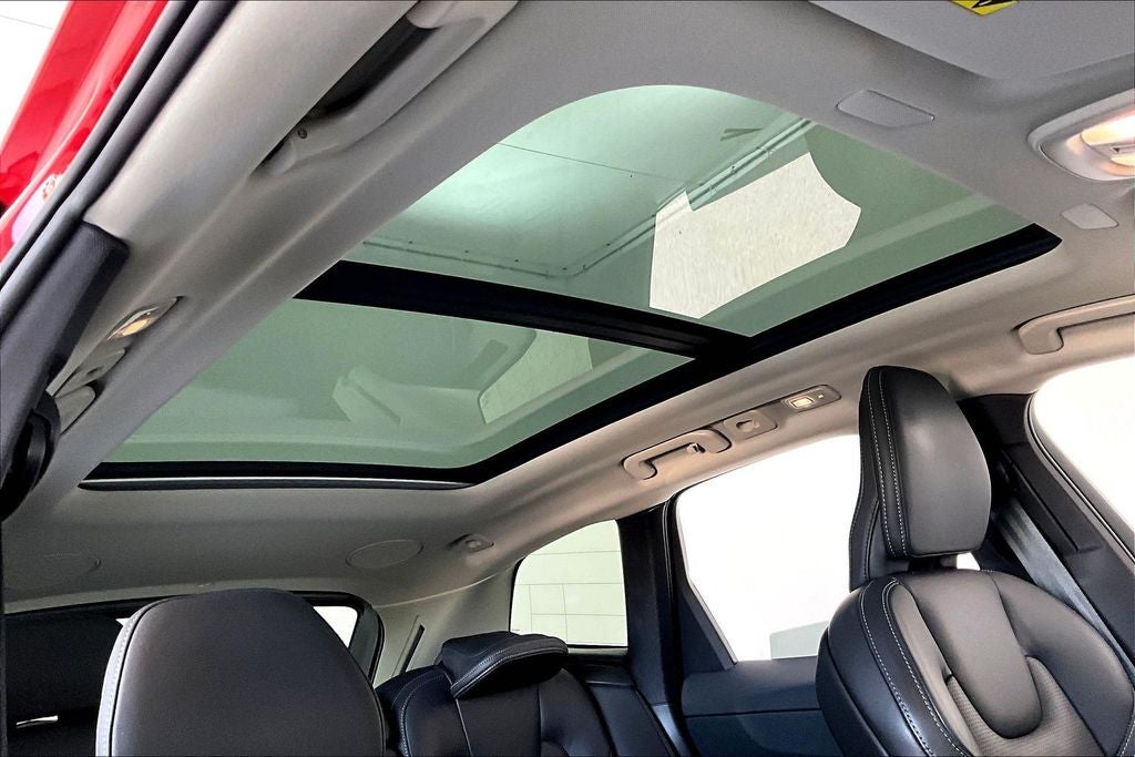 2024 Volvo XC60 B5 Ultimate Dark Theme