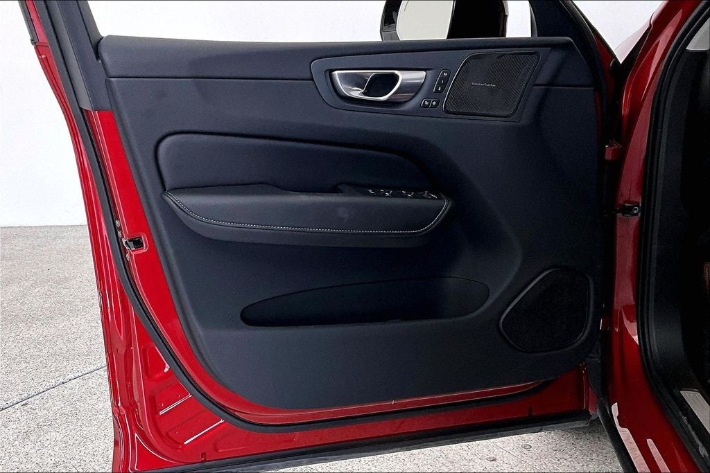 2024 Volvo XC60 B5 Ultimate Dark Theme