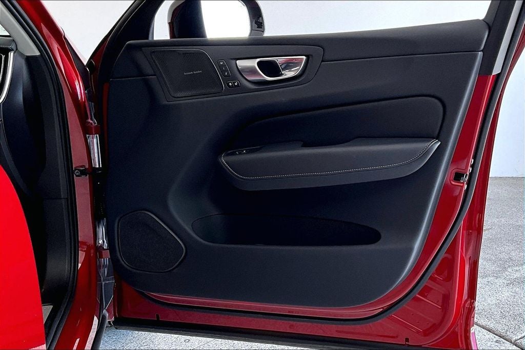 2024 Volvo XC60 B5 Ultimate Dark Theme